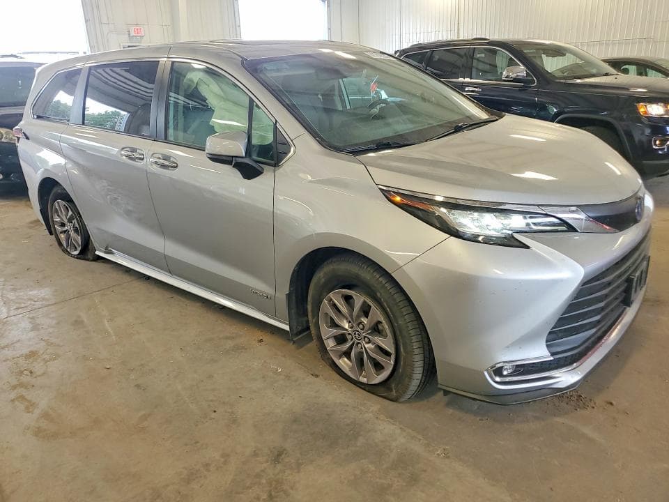 2021 TOYOTA SIENNA XLE 4