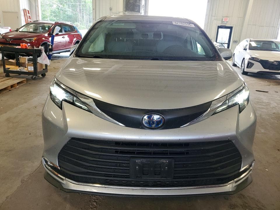 2021 TOYOTA SIENNA XLE 5