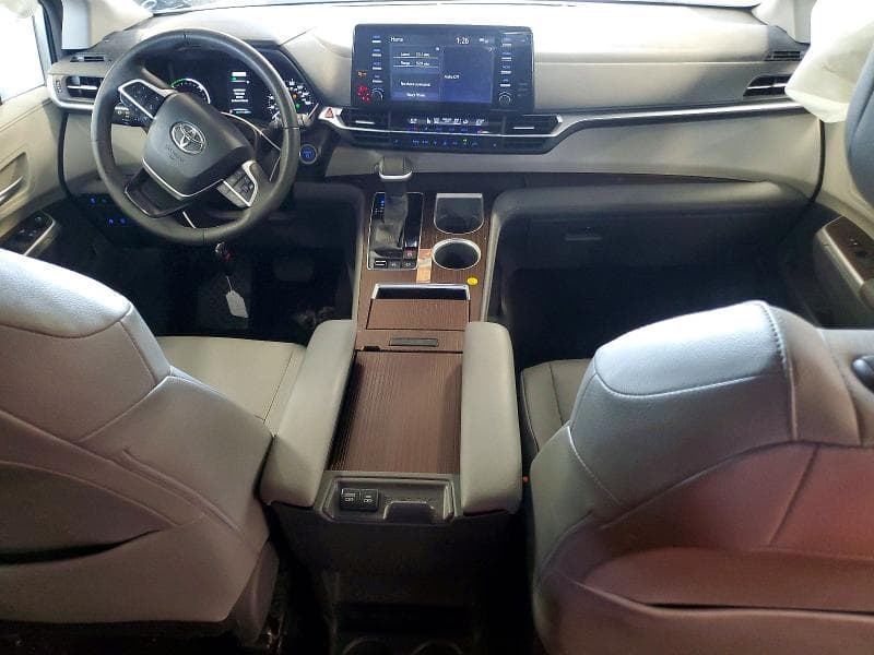 2021 TOYOTA SIENNA XLE 8