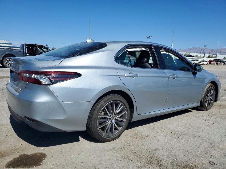 2023 TOYOTA CAMRY XLE 3
