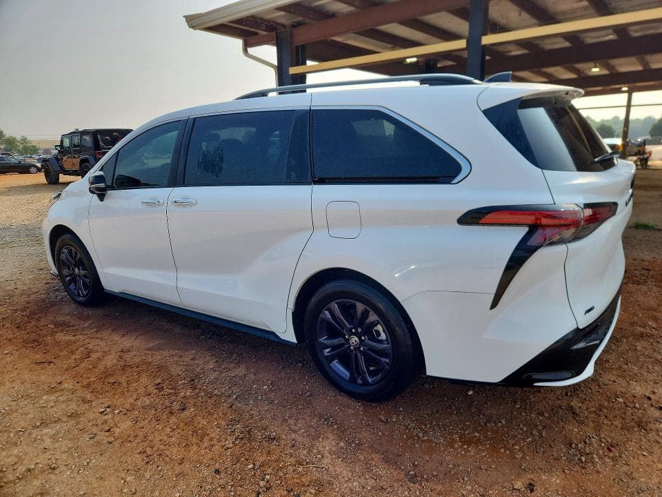 2024 TOYOTA SIENNA XSE 7-PASSENGER 2