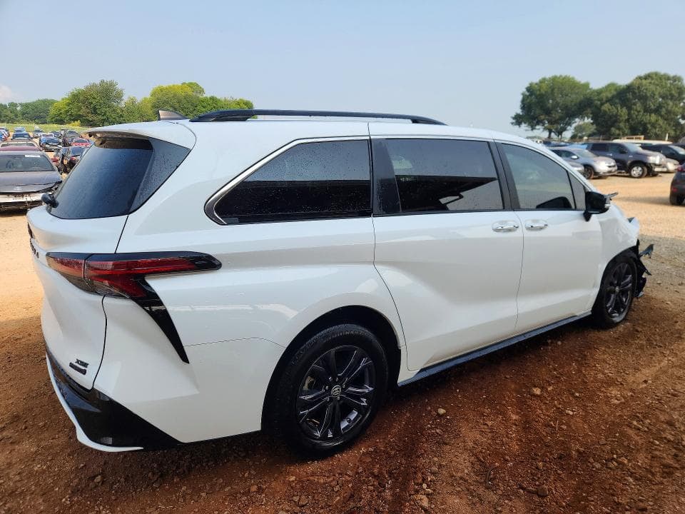 2024 TOYOTA SIENNA XSE 7-PASSENGER 3