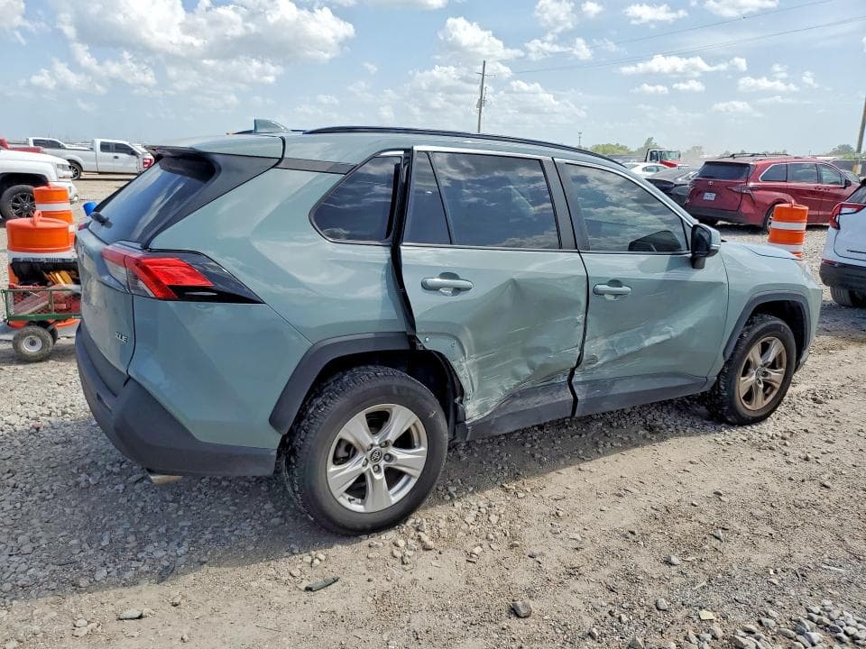 2021 TOYOTA RAV4 XLE 3