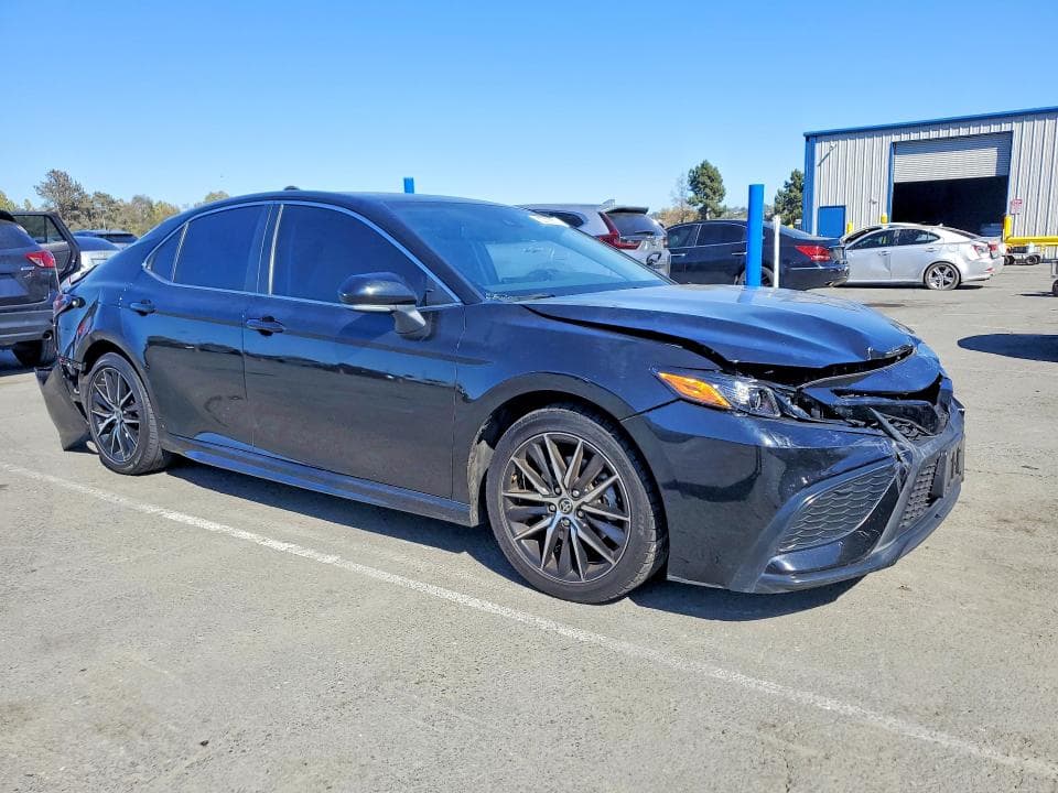 2021 TOYOTA CAMRY SE 4