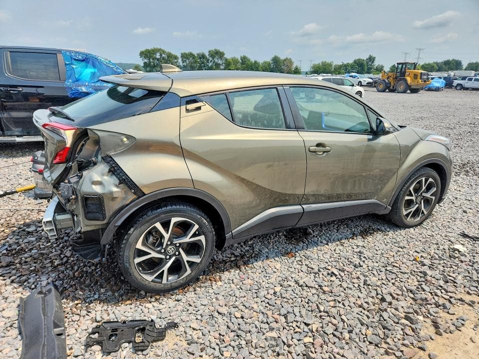 2021 TOYOTA C-HR XLE 3