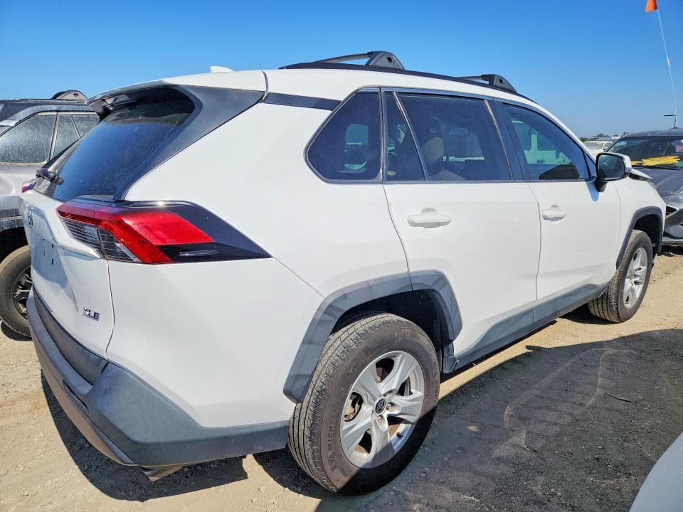 2021 TOYOTA RAV4 XLE 3