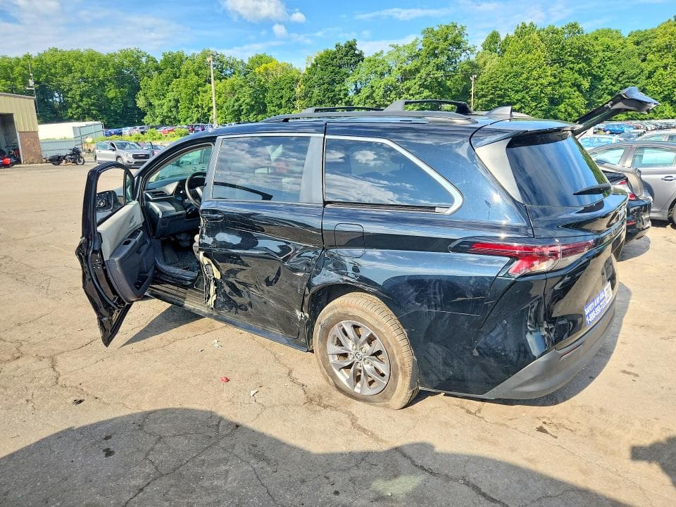 2023 TOYOTA SIENNA LE 2