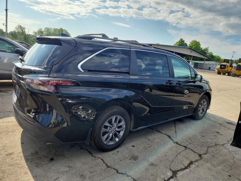 2023 TOYOTA SIENNA LE 3