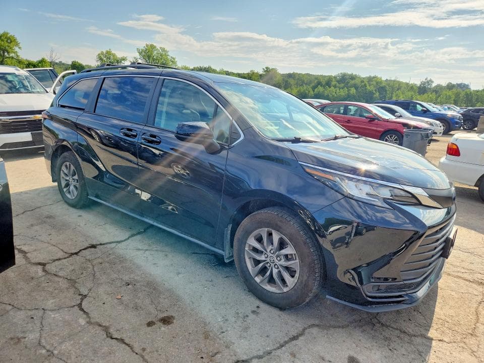 2023 TOYOTA SIENNA LE 4