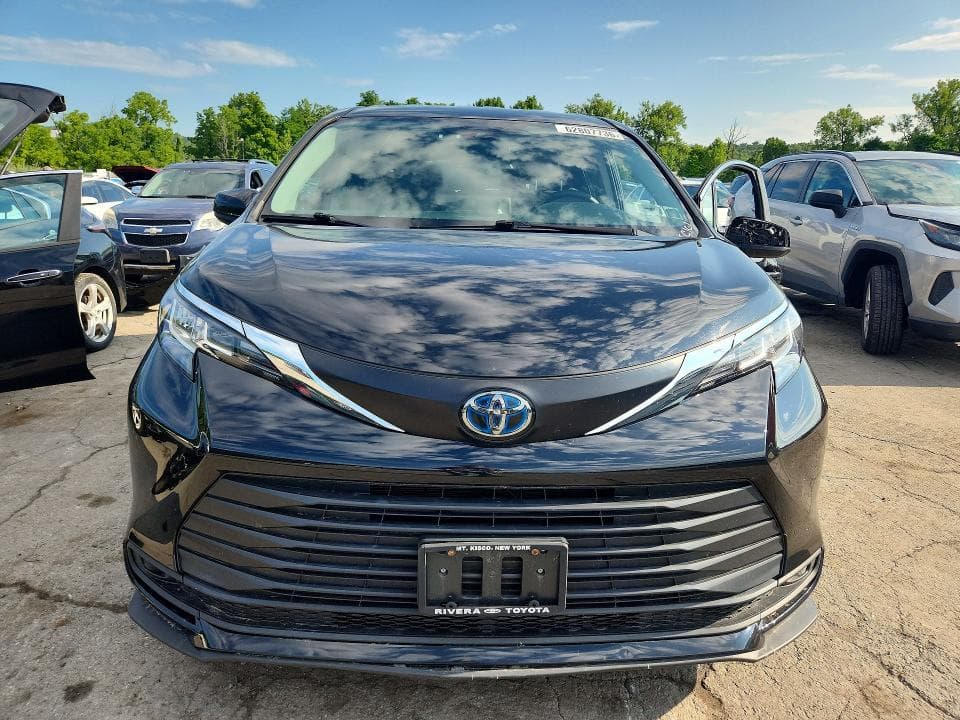 2023 TOYOTA SIENNA LE 5