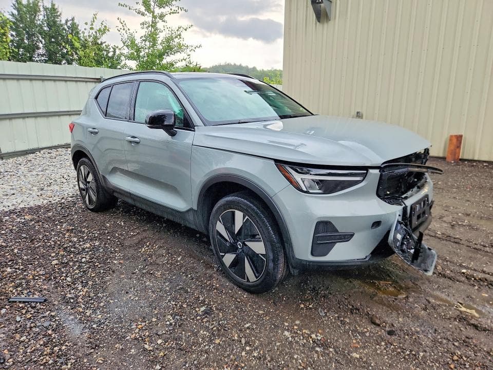 2025 VOLVO EX40 CORE 4