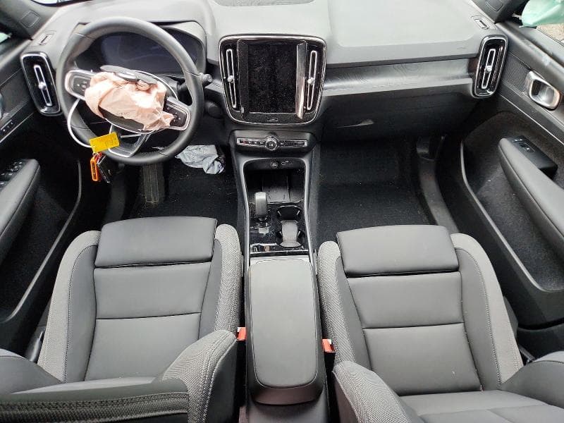 2025 VOLVO EX40 CORE 8