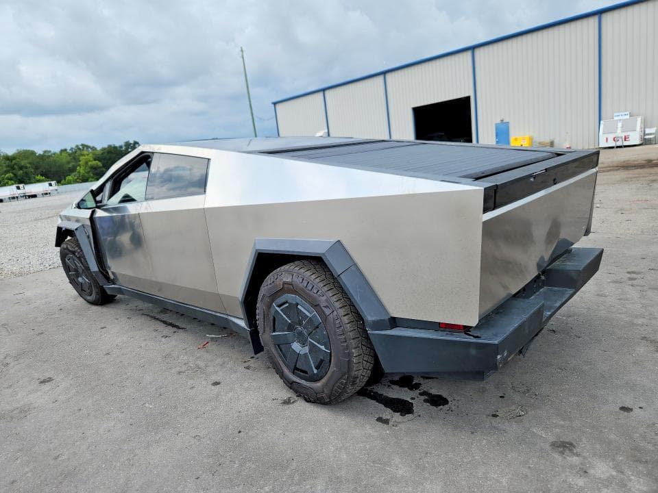 2025 TESLA CYBERTRUCK 2