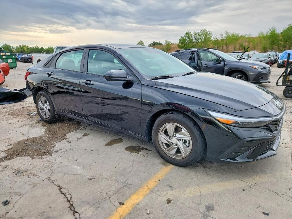 2025 HYUNDAI ELANTRA SE 4