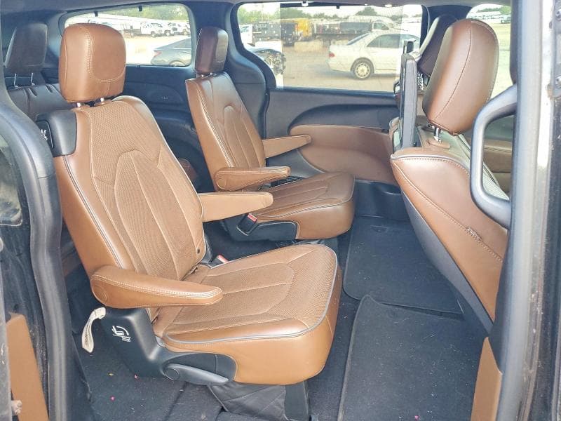 2017 CHRYSLER PACIFICA LIMITED 11