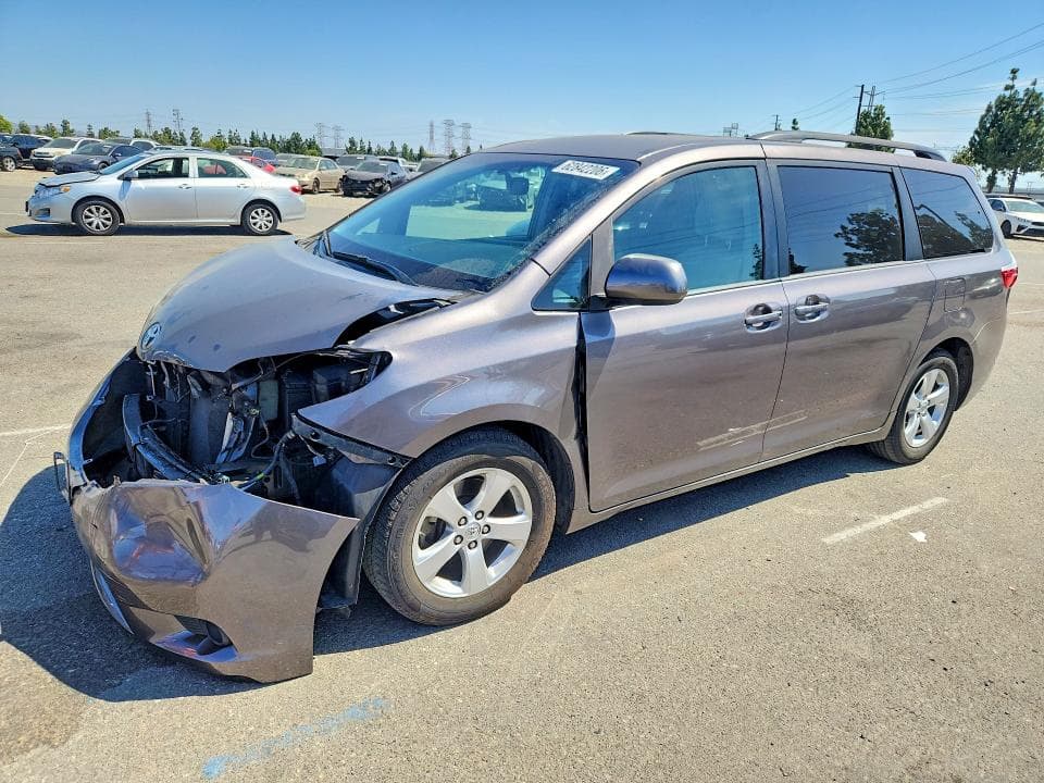 2017 TOYOTA SIENNA LE - 1
