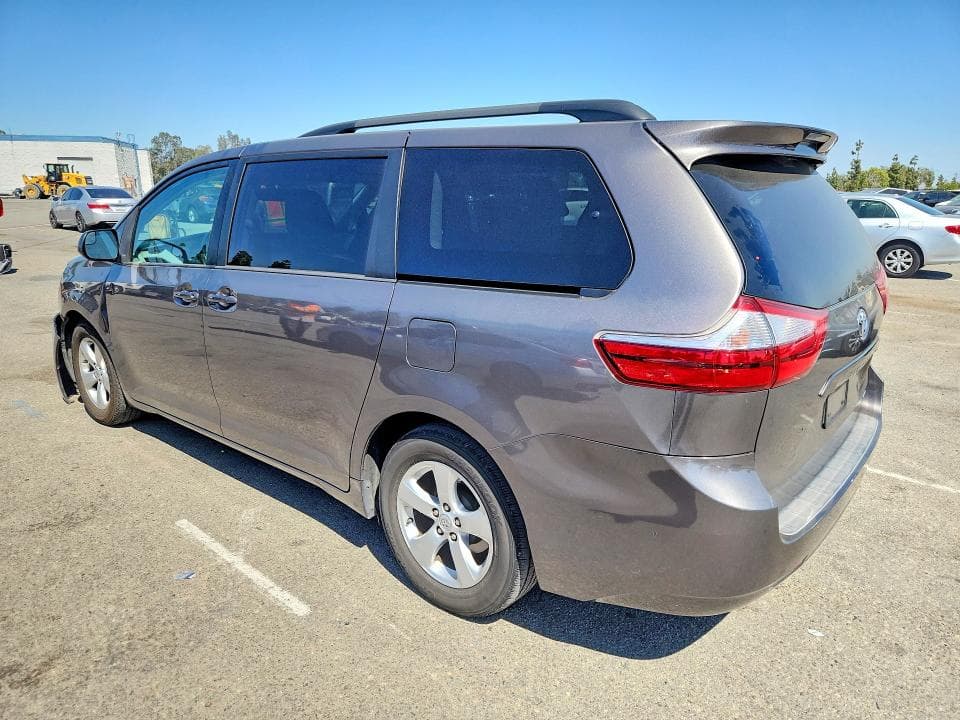 2017 TOYOTA SIENNA LE 2