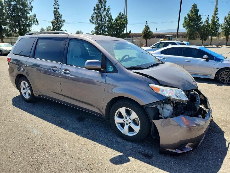2017 TOYOTA SIENNA LE 4