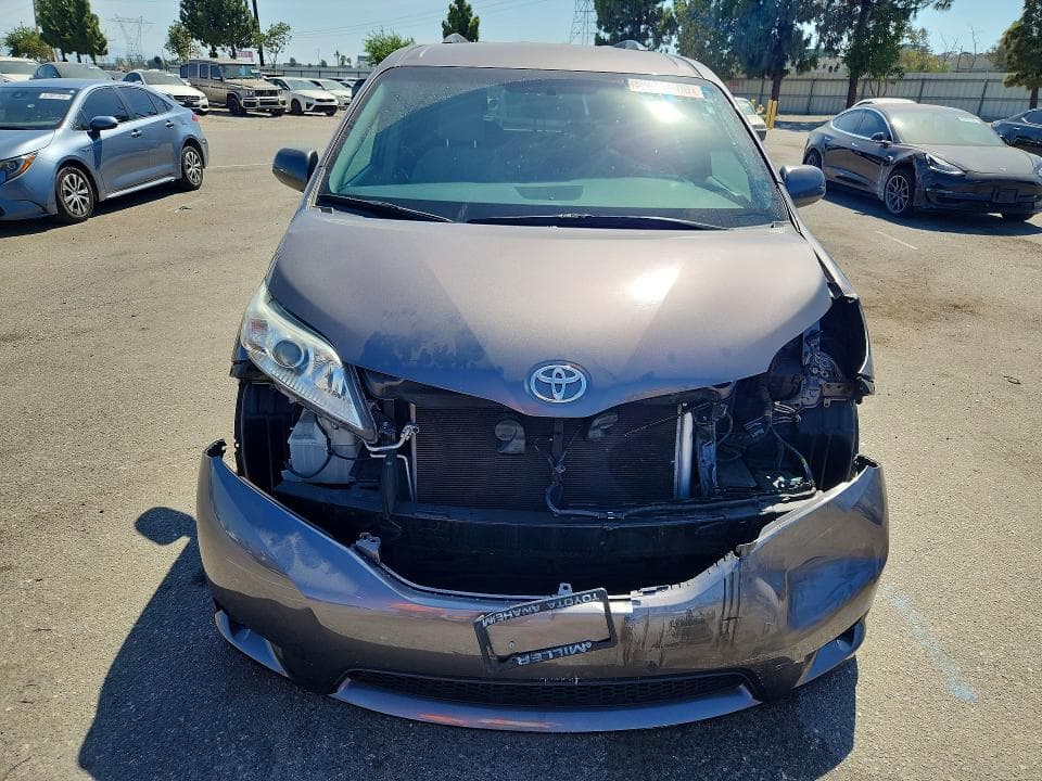 2017 TOYOTA SIENNA LE 5