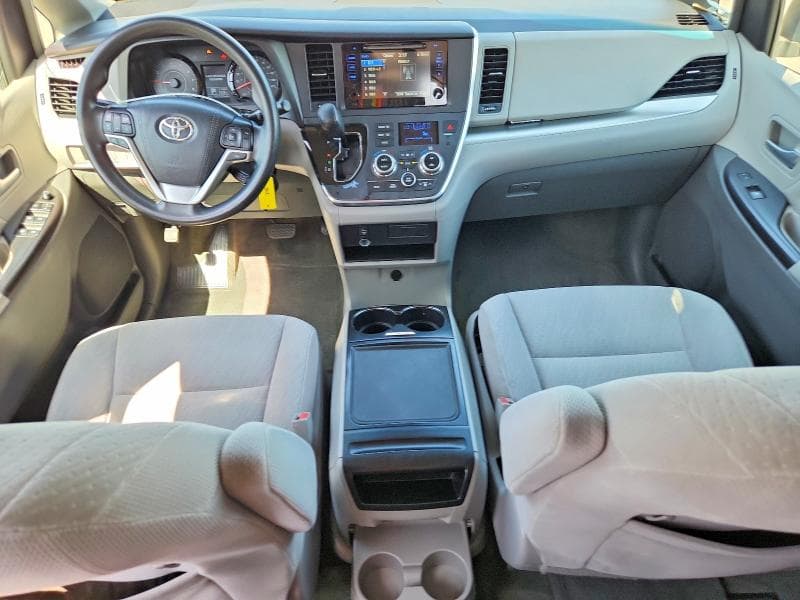 2017 TOYOTA SIENNA LE 8
