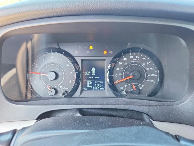 2017 TOYOTA SIENNA LE 9
