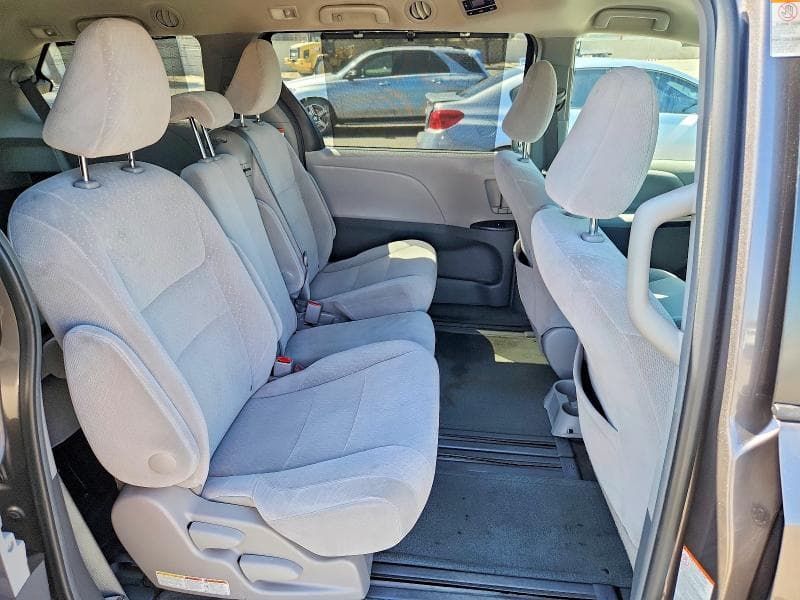 2017 TOYOTA SIENNA LE 10