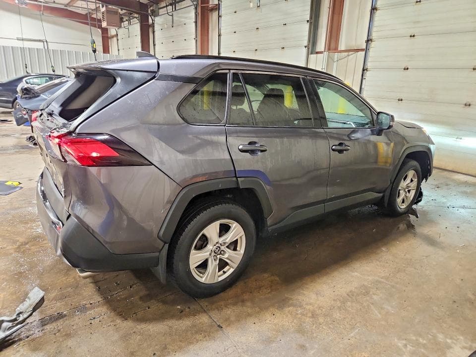 2021 TOYOTA RAV4 XLE 3