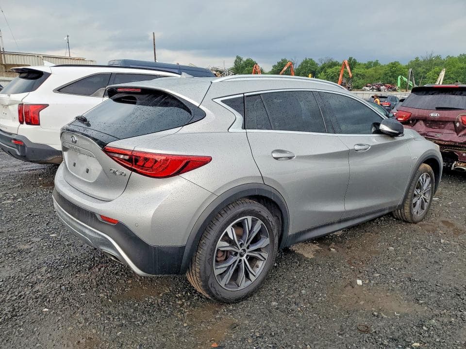 2017 INFINITI QX30 PREMIUM 4