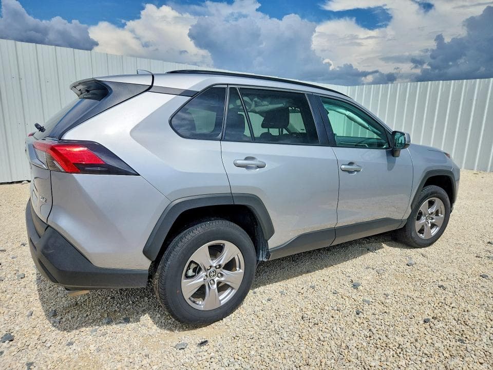 2025 TOYOTA RAV4 XLE 3