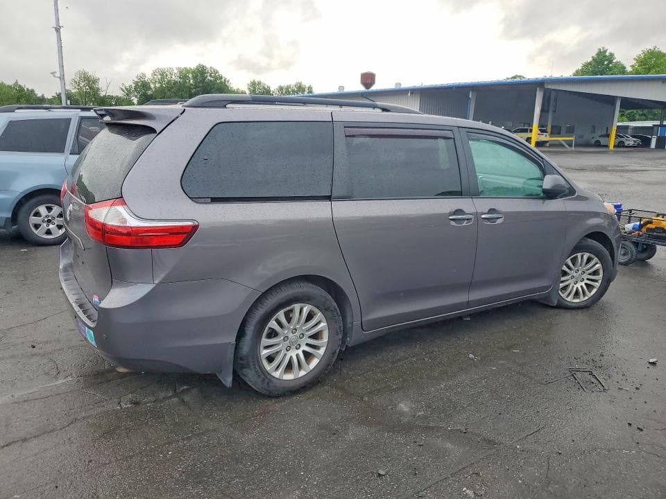 2017 TOYOTA SIENNA XLE PREMIUM 8-PASSENGER 3