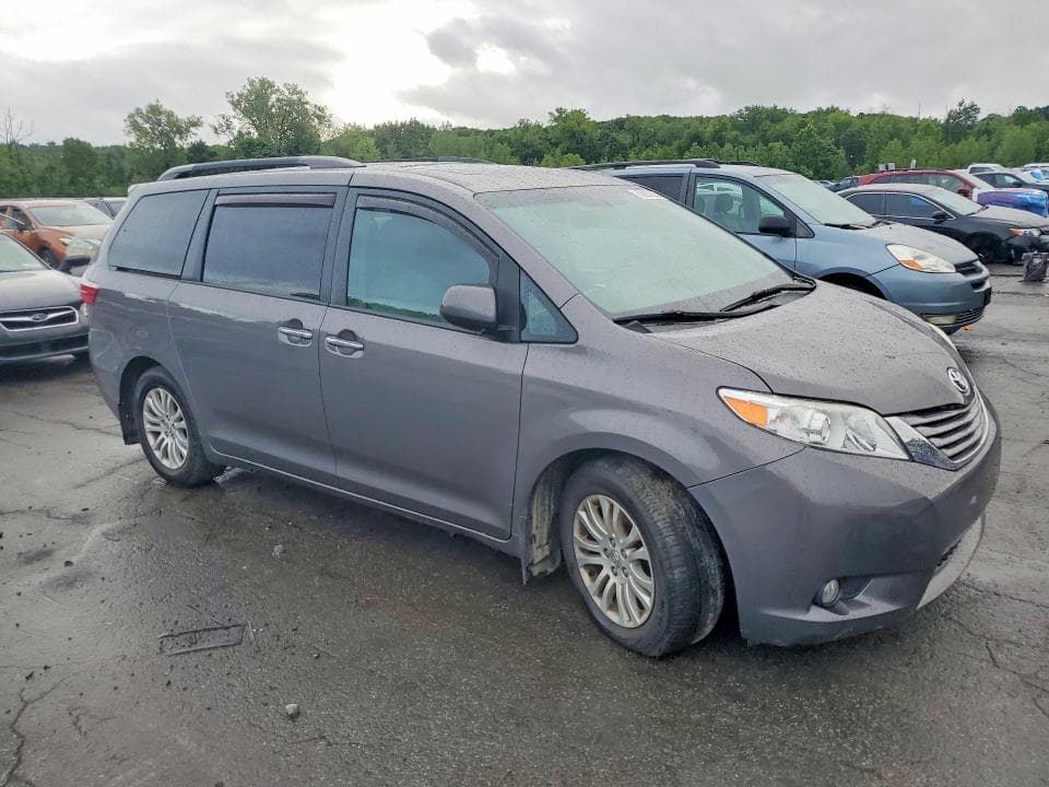 2017 TOYOTA SIENNA XLE PREMIUM 8-PASSENGER 4