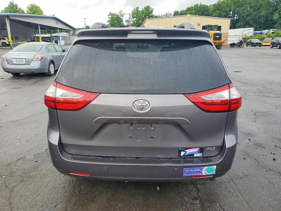2017 TOYOTA SIENNA XLE PREMIUM 8-PASSENGER 6