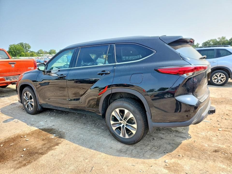 2022 TOYOTA HIGHLANDER XLE 2