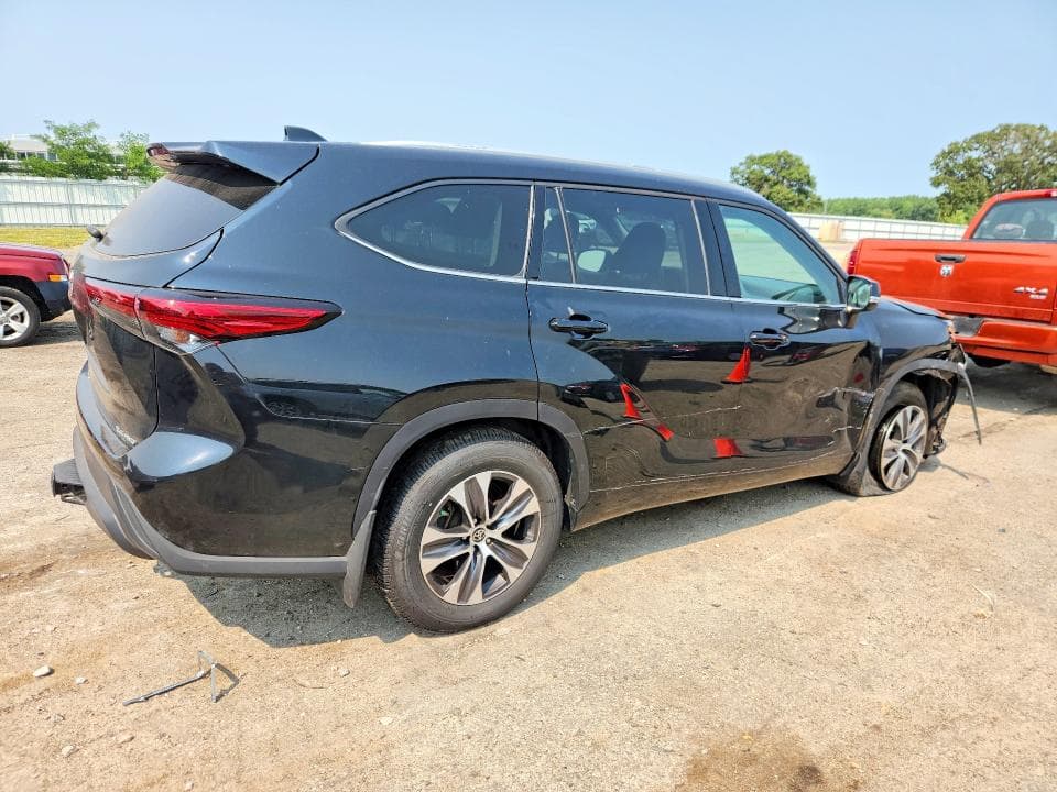 2022 TOYOTA HIGHLANDER XLE 3