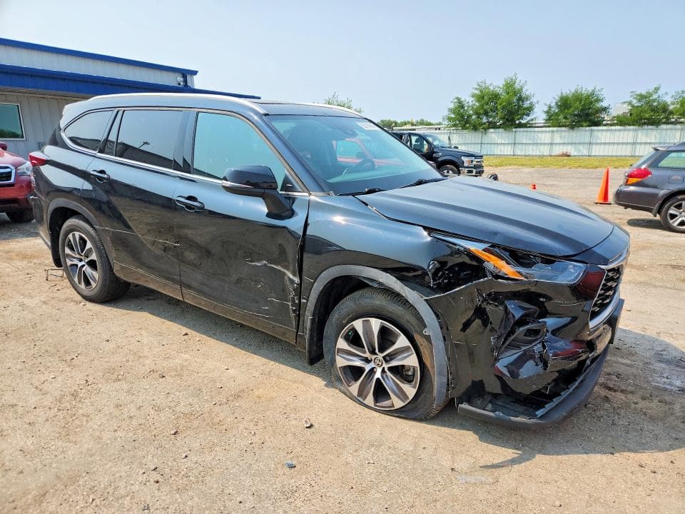 2022 TOYOTA HIGHLANDER XLE 4