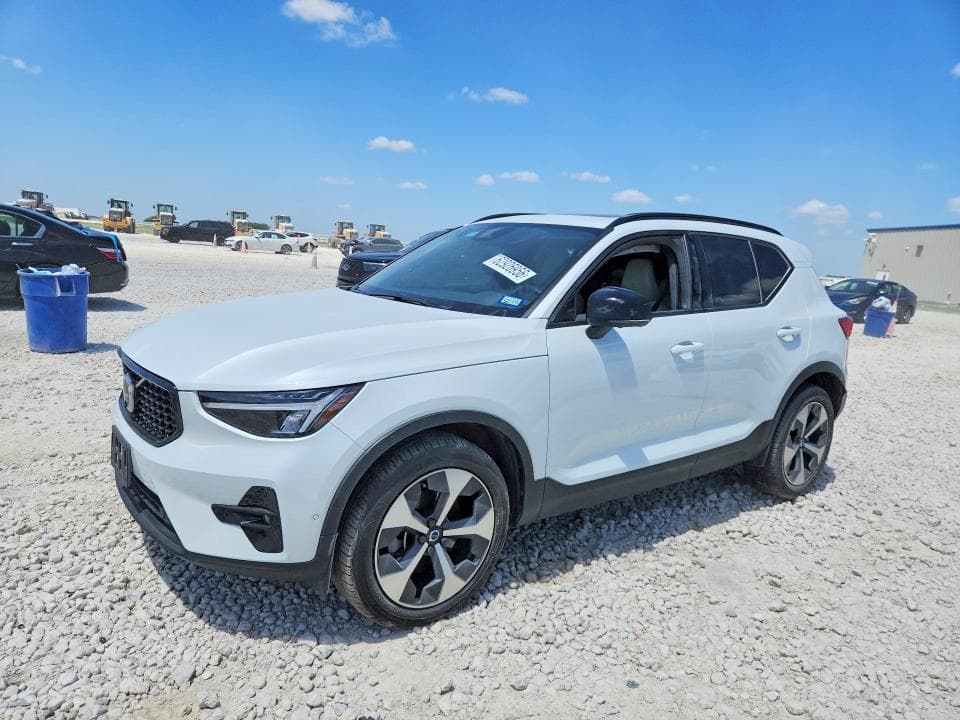 2023 VOLVO XC40 PLUS - 1