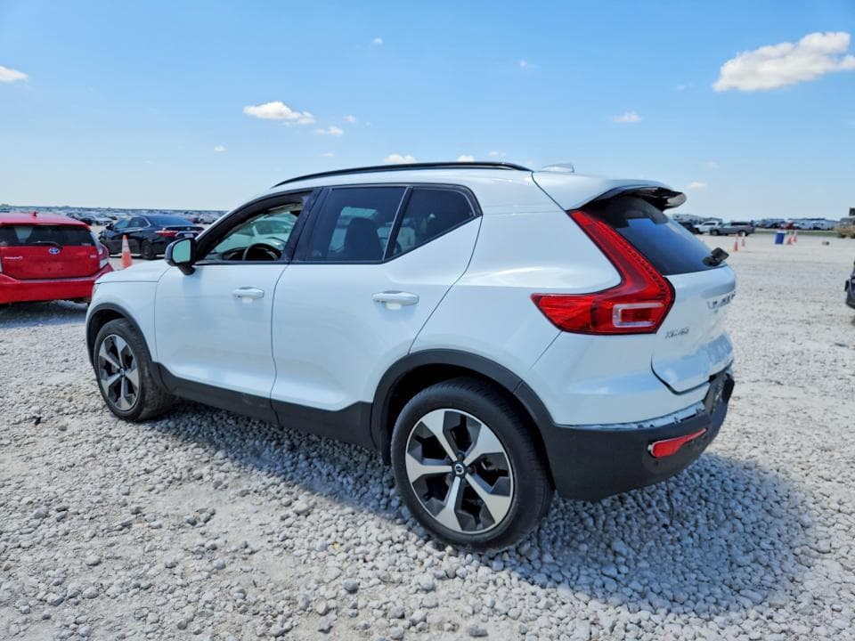 2023 VOLVO XC40 PLUS 2
