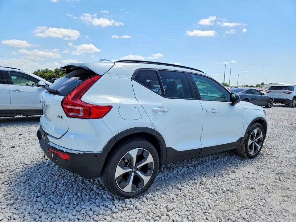 2023 VOLVO XC40 PLUS 3