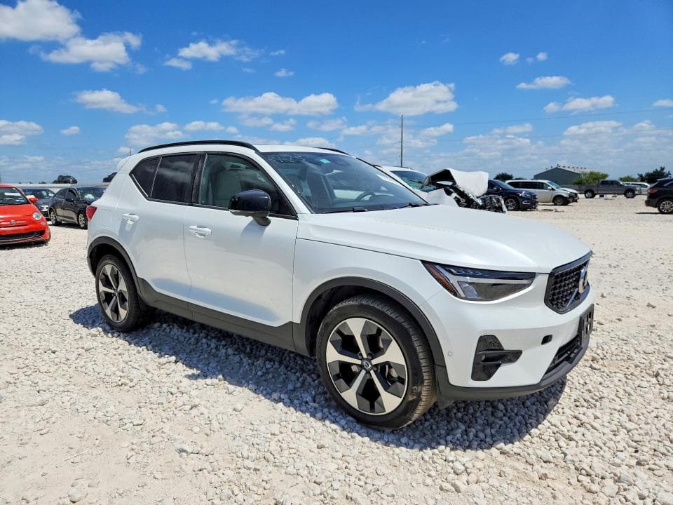 2023 VOLVO XC40 PLUS 4