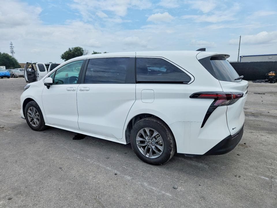 2026 TOYOTA SIENNA LE 2