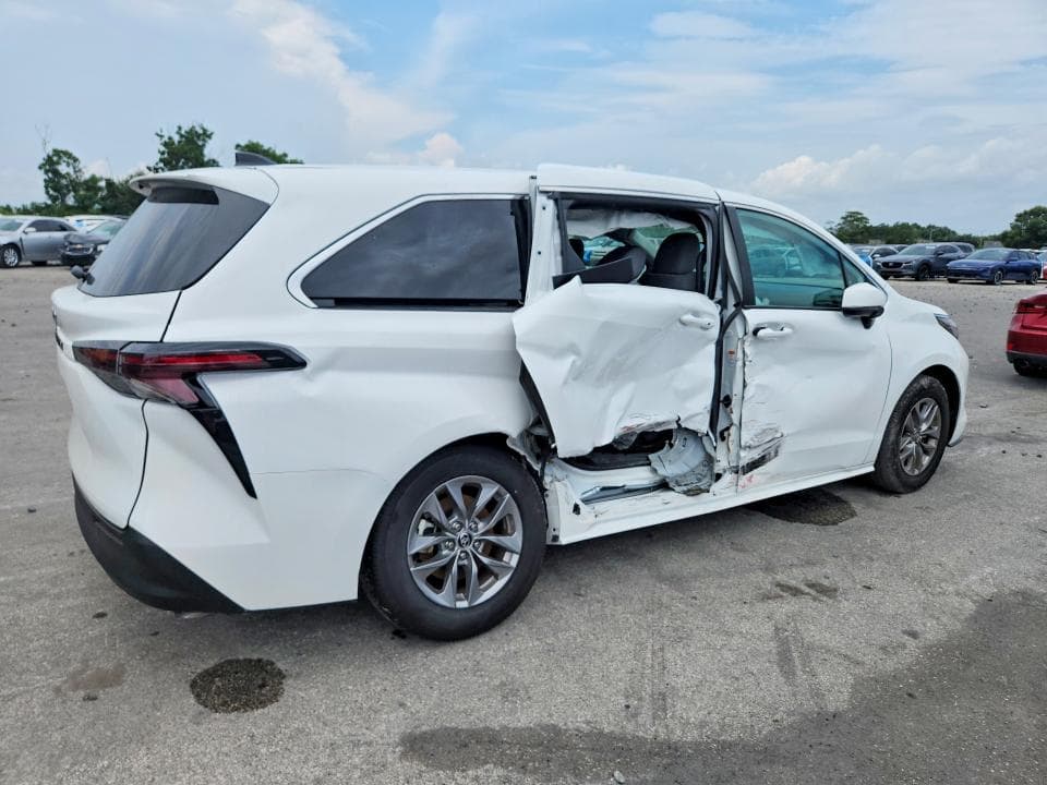 2026 TOYOTA SIENNA LE 3