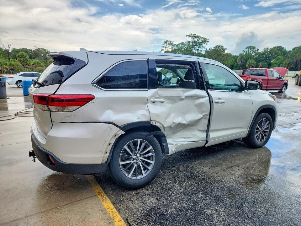 2018 TOYOTA HIGHLANDER XLE 3