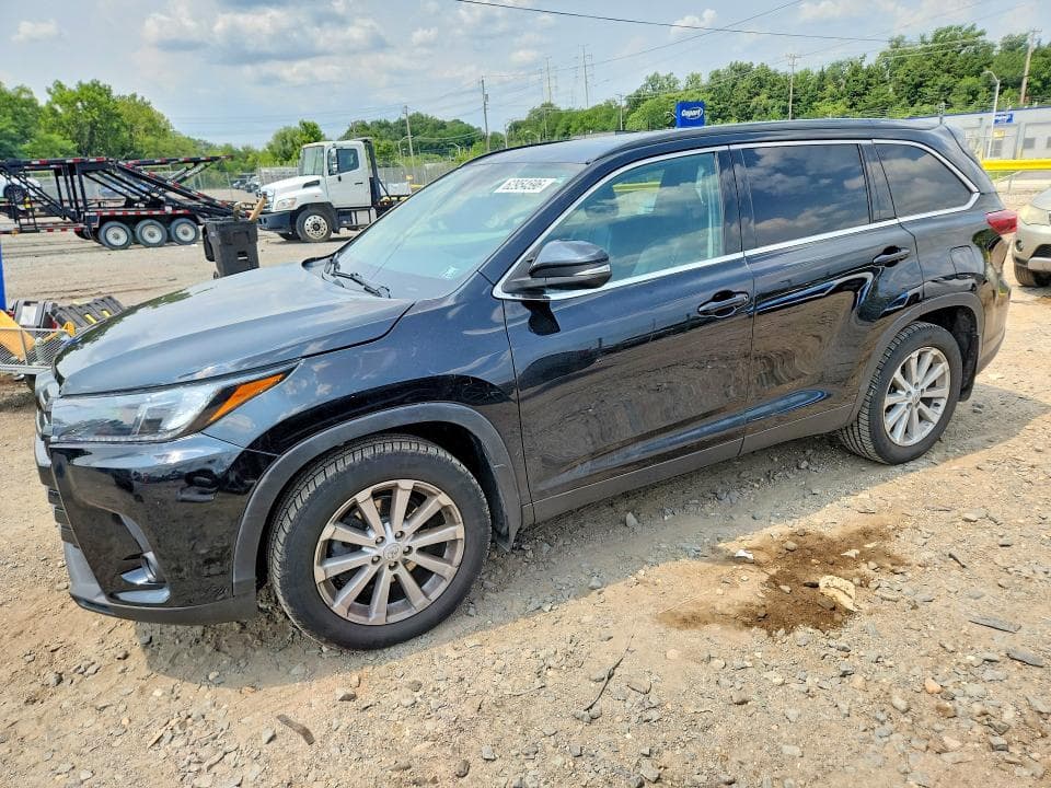 2019 TOYOTA HIGHLANDER SE - 1