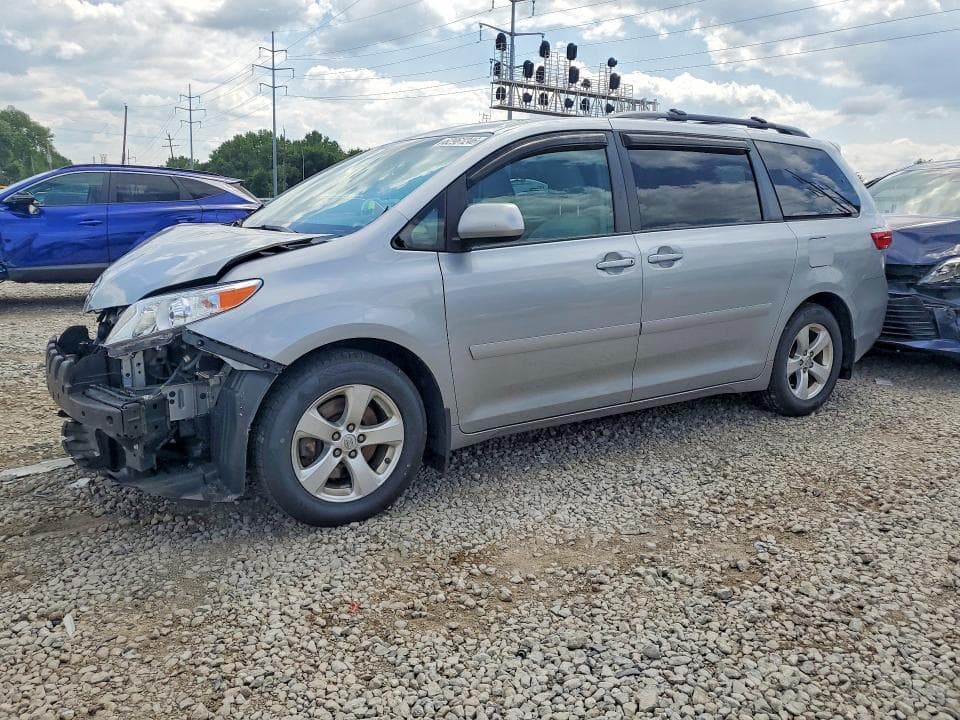 2017 TOYOTA SIENNA LE - 1