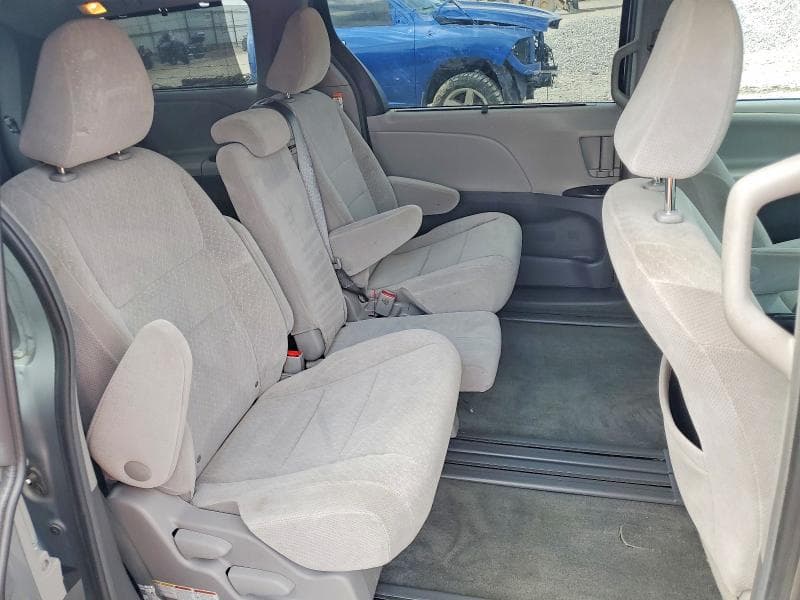 2017 TOYOTA SIENNA LE 11