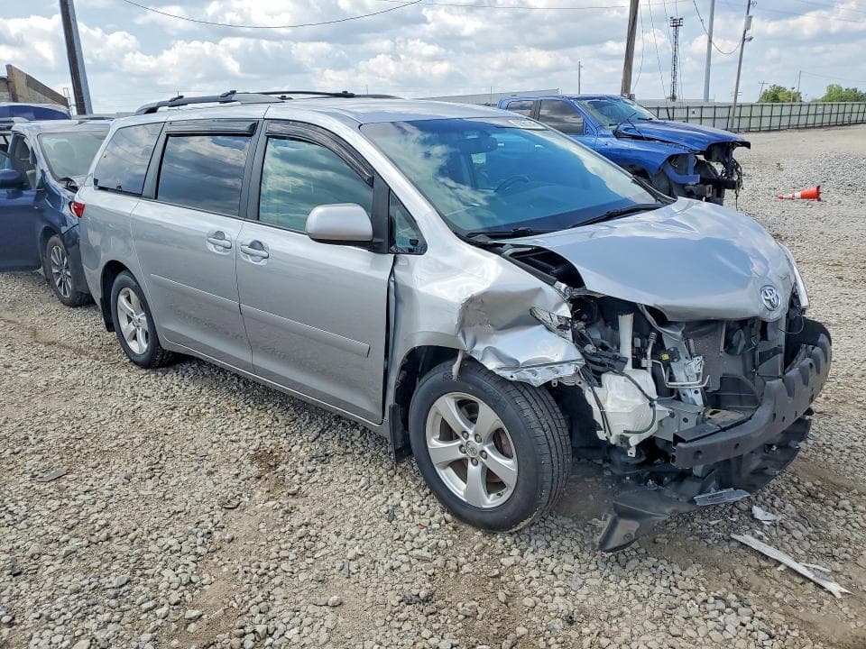 2017 TOYOTA SIENNA LE 4