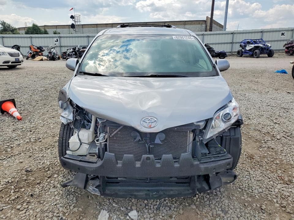 2017 TOYOTA SIENNA LE 5
