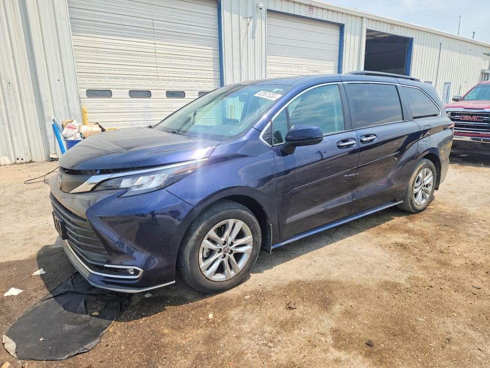 2023 TOYOTA SIENNA XLE - 1