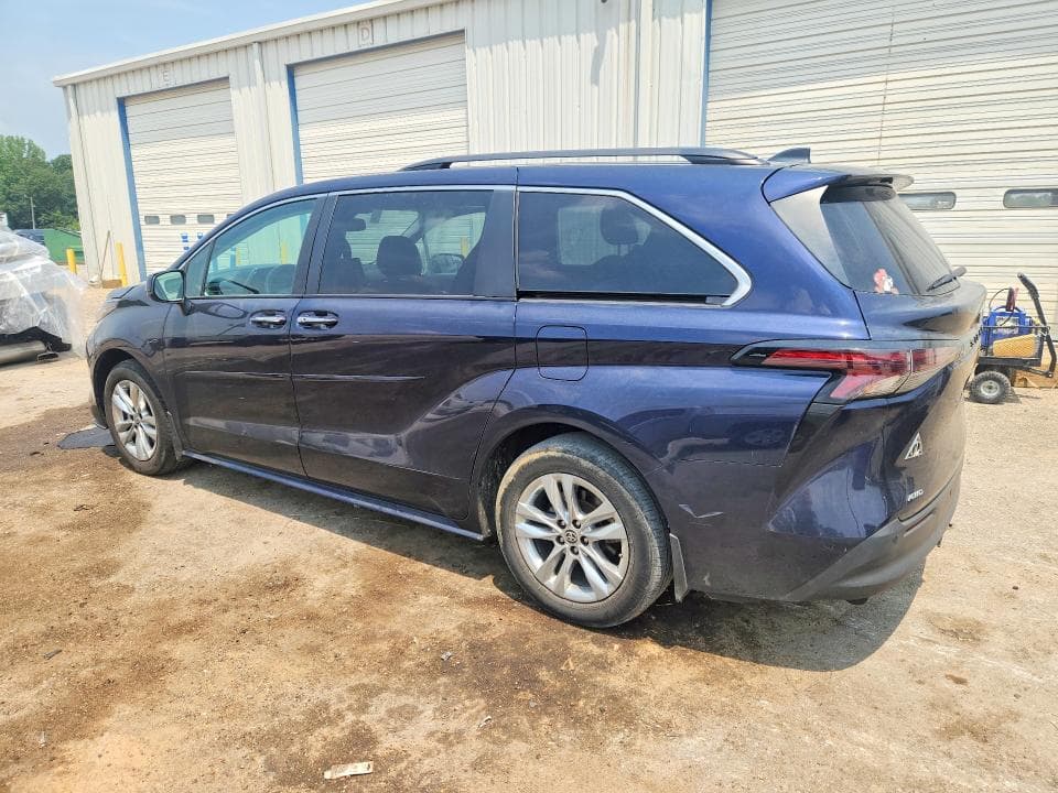 2023 TOYOTA SIENNA XLE 2