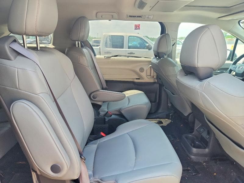2023 TOYOTA SIENNA XLE 11